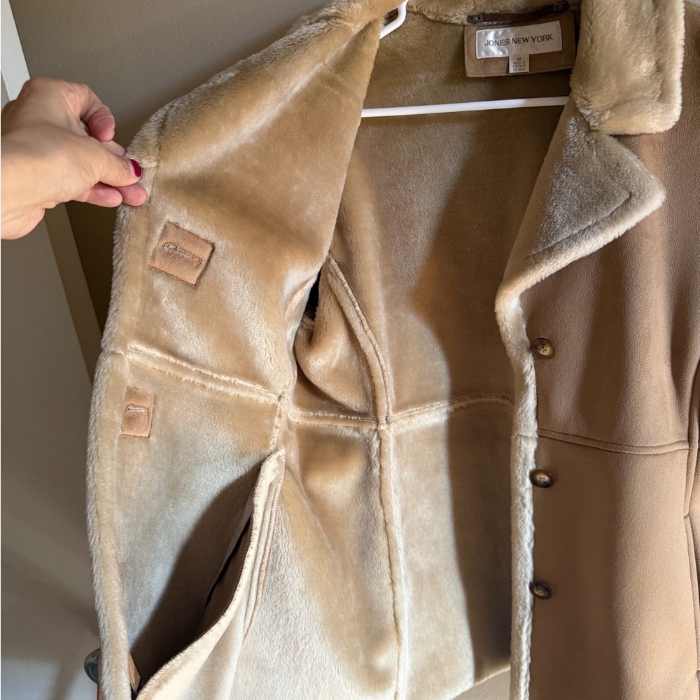 VINTAGE gorgeous Jones New York Women's Cream Teddy Jacket - Picture 3 of 12